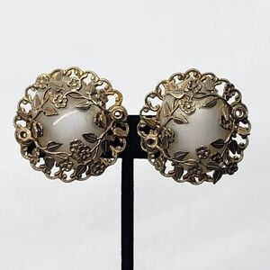 Vintage Floral filigree Silvertone round clip-on Earrings cabochon center